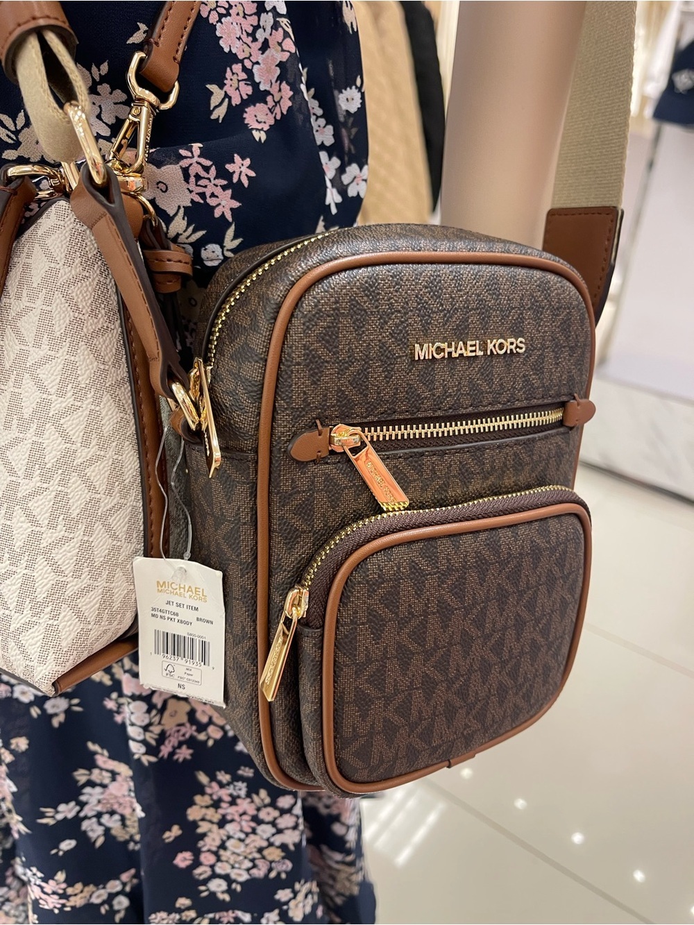MICHAEL KORS Jet Set Medium Flight NS Pocket Signature Logo Crossbody
Brown
NWT - Picture 7 of 16